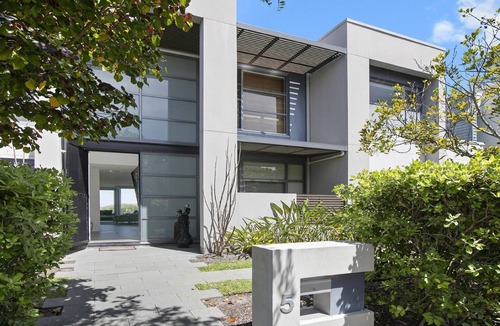 Magenta Shores House | Stunning beach house at Magenta