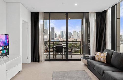 South Brisbane Apartment | Stunning City & River Views Rooftop Pool Gym