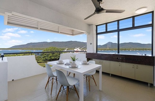 Cairns Central Business District Apartment | STUNNING COSTAL 3 BEDROOM APARTMENT IN CAIRNS CBD