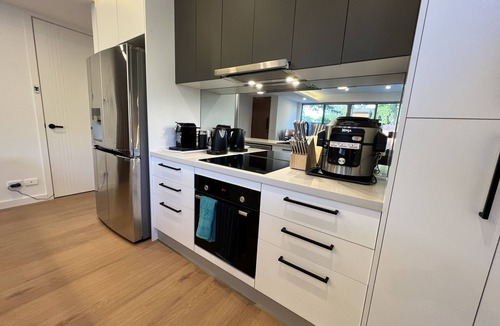 Dickson House | Stunning Dickson Luxe 3BR 2 Bath Double LUG Wifi Wine Brand New Townhouse