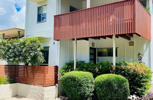 Ashgrove House | Stunning, Modern Two Level Townhome! Inner Cityclose to Everything!