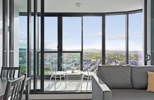 Fortitude Valley Apartment | Stunning Mountain Views plus Infinity Pool, Gym, Park
