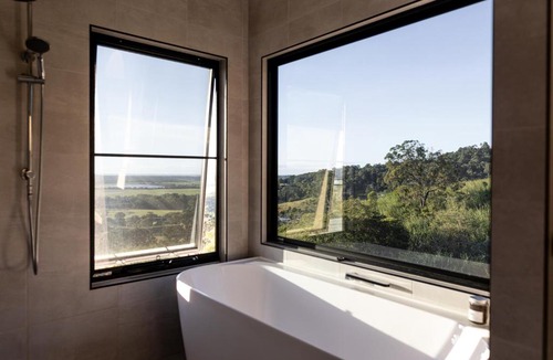 Valdora Villa | Stunning Noosa Hinterland retraet, sleeps up to 8 people