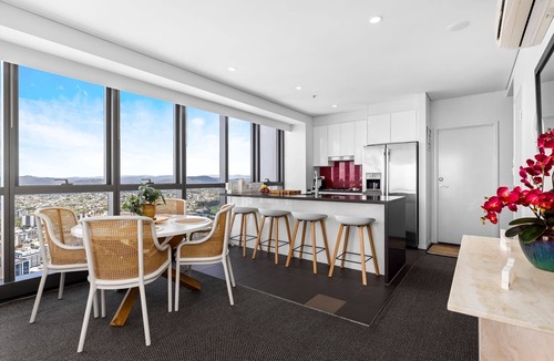 Brisbane Central Business District Apartment | Stunning River View 2-Bed with Pool, Sauna and Gym