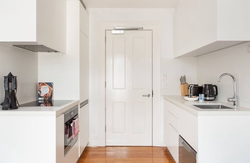Lewisham Apartment | Stunning Studio with Alfresco Terrace near Trains