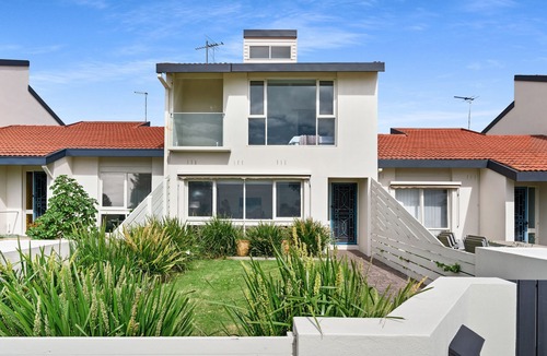 Mornington Villa | Stunning water views, located near beach & park-Bayside Beach House Mornington