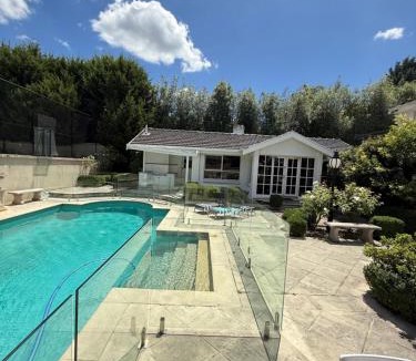 Templestowe House | Stunning White House Luxury Retreat In Templestowe