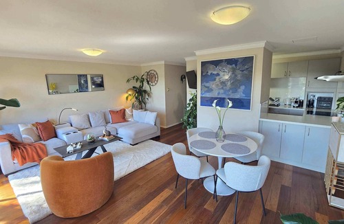 McMahons Point Apartment | Stylish 1-Bed escape with views across Berrys Bay