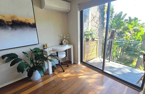 McMahons Point Apartment | Stylish 1-Bed escape with views across Berrys Bay