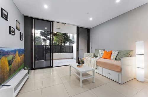 Mascot Apartment | Stylish 1BR - Airport Access & City Convenience
