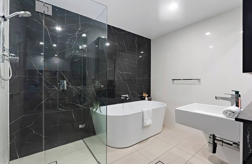 Mascot Apartment | Stylish 1BR - Airport Access & City Convenience