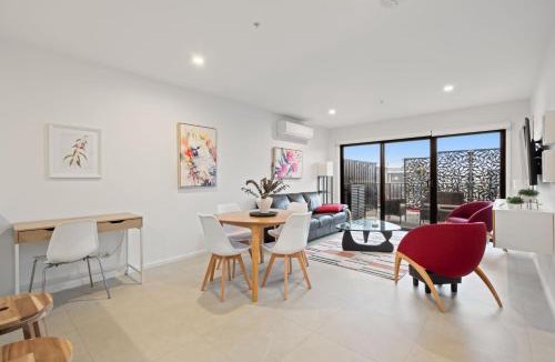 Taylor Apartment | Stylish 2-Bed Townhouse with Balcony
