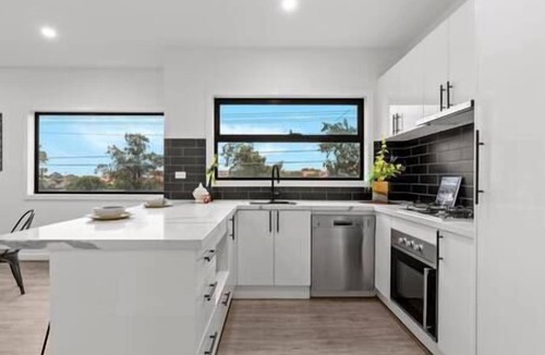 Preston Apartment | Stylish 2BR – Close to CBD, Airport + Car Park