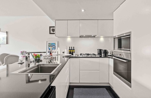 Woolloomooloo Apartment | Stylish 2BR Finger Wharf Getaway