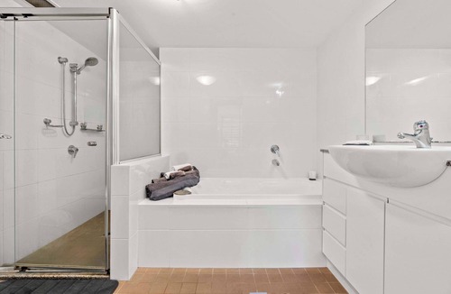 Woolloomooloo Apartment | Stylish 2BR Finger Wharf Getaway