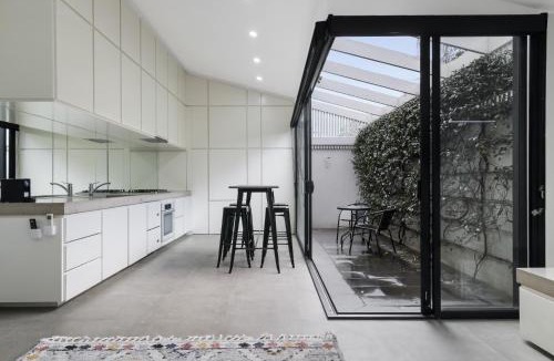 South Melbourne House | Stylish 2BR House Walk to Parks & Cafès