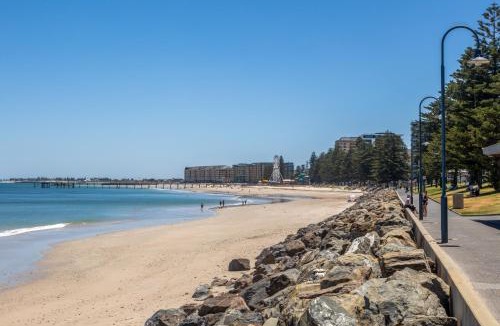 Glenelg South House | Stylish 3-Bed House Close to Attractions