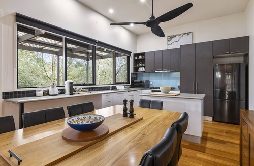 Drysdale House | Stylish 3-Bedroom and Outdoor Grill and Pizza Oven