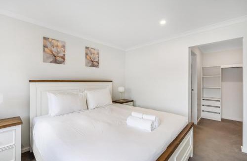 Austins Ferry Apartment | Stylish 4BR Family Escape with Deck & Views Near MONA