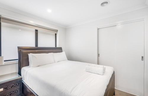 Austins Ferry Apartment | Stylish 4BR Family Escape with Deck & Views Near MONA
