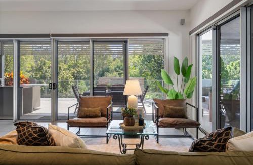 Mount Ommaney House | Stylish 4BR Home with BBQ and Media Room in Mt Ommaney