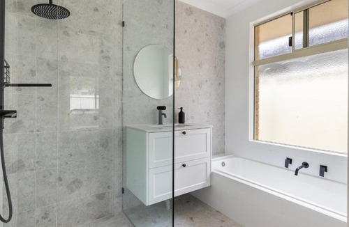 Geographe House | Stylish 5-Bedroom Home Geographe