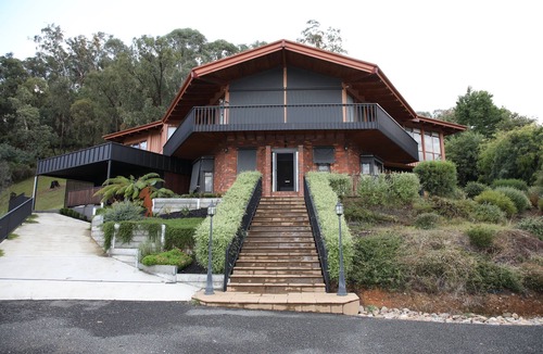 Tawonga South Apartment | Stylish Accomodation, breathtaking views, abundance of wildlife, waiting for you