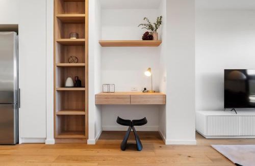 Carnegie Apartment | Stylish and Spacious 2BR w Study, Wi-Fi and Car Park