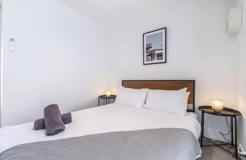 Carlton Apartment | Stylish Apartment in Carlton - 6415