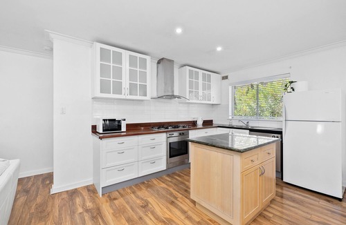 South Perth Apartment | Stylish Apartment Overlooking Majestic Tree Lined Park, 5 Mins Walk to Zoo