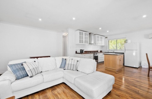 South Perth Apartment | Stylish Apartment Overlooking Majestic Tree Lined Park, 5 Mins Walk to Zoo