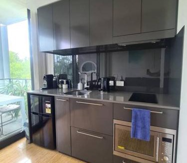 Lyneham Apartment | Stylish Apartment with Rooftop Pool, Minutes from City and ANU