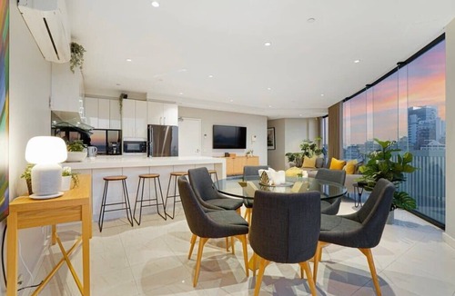 Port Melbourne Apartment | Stylish Bay-Side Executive Apt. w/parking