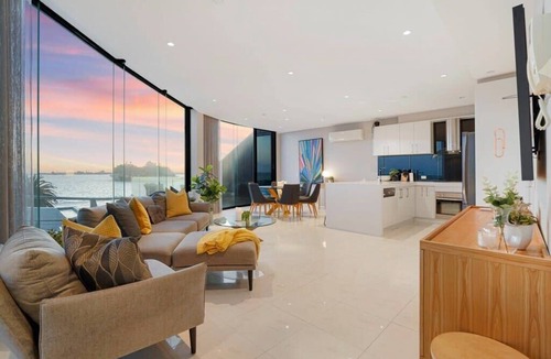 Port Melbourne Apartment | Stylish Bay-Side Executive Apt. w/parking