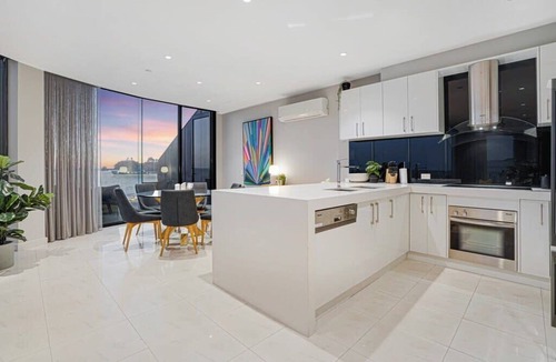 Port Melbourne Apartment | Stylish Bay-Side Executive Apt. w/parking