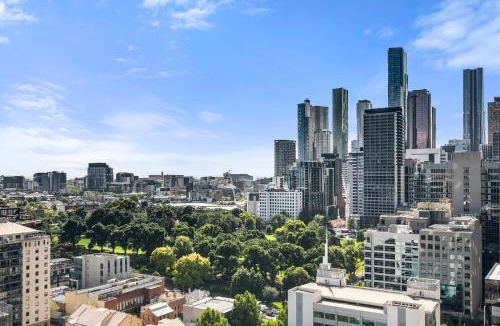 Melbourne Central Business District Apartment | Stylish CBD Apartment Urban Escape & Epic Views!