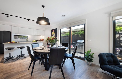 Alfredton House | Stylish Comfort Meets Unbeatable Location near Aquatic Centre & Lake Wendouree.