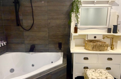 Wisemans Ferry House | Stylish country guesthouse escape one hour from Sydney