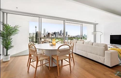 Darlinghurst Apartment | Stylish Double Storey Apt plus Harbour Bridge Views!