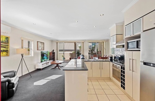 Spring Hill Apartment | Stylish Escape | Free Parking for 2 | Walk to CBD
