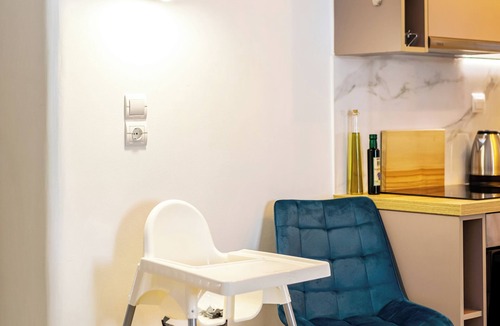 Dafni-Ymittos Apartment | Stylish Family Flat – Balcony & Metro Access