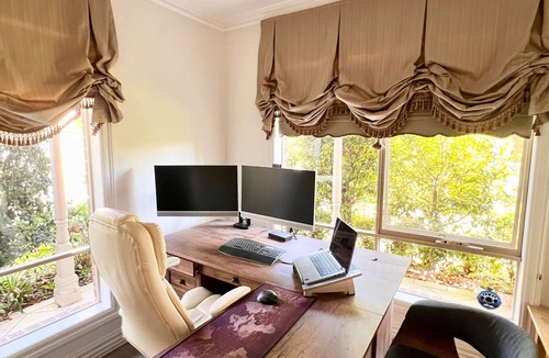 Alfredton House | Stylish Family Getaway - Steps from Train Station, Lake Wendouree - Pet Friendly