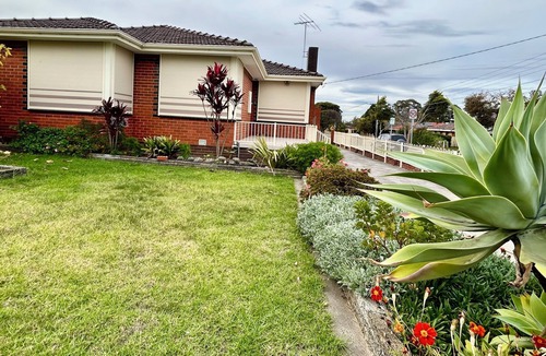 Dandenong House | Stylish Family Home- 3BR in the heart of Dandenong, Just minutes to the station