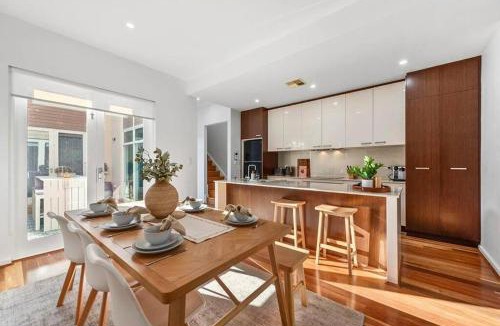 North Adelaide House | Stylish Home, Family - Walk to Pub,Cafes, 1KM CBD!