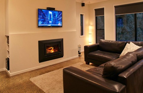 Inverloch House | Stylish Living- Fireplace, WiFi, Linen, 4 bdrm, Beach 850m