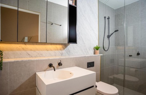 Docklands Apartment | Stylish Luxury! Balcony Access to Pool & BBQ area