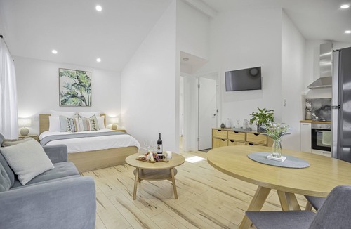 Port Willunga House | Stylish new studio apartment easy walk to beach - Perfect for romantic getaway