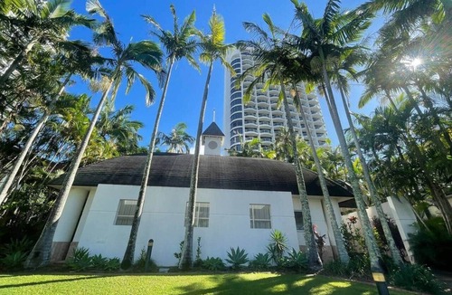 Surfers Paradise Apartment | Stylish Ocean View Room King bed with Spa