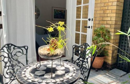 Brighton Apartment | Stylish Private Studio, Close to Beach, WIFI, Parking