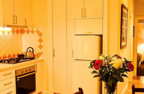 Bathurst Apartment | Stylish renovated heritage apartment, in quiet tree lined st close to the CBD
